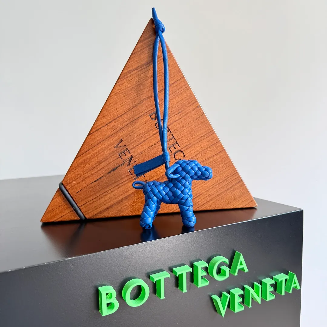 Batch 540 BOTTEGA VENETA2025 new puppy-shaped pendant braided puppy is now online😎The leather braided puppy-shaped pendant can be hung on any handbag, and it is as cute, delicate and colorful as it matches with a bag. Cute and cute, it will touch your heart at any time. It can be hung on bags or keychains. Who can resist such a cute puppy? Style number: 807068
